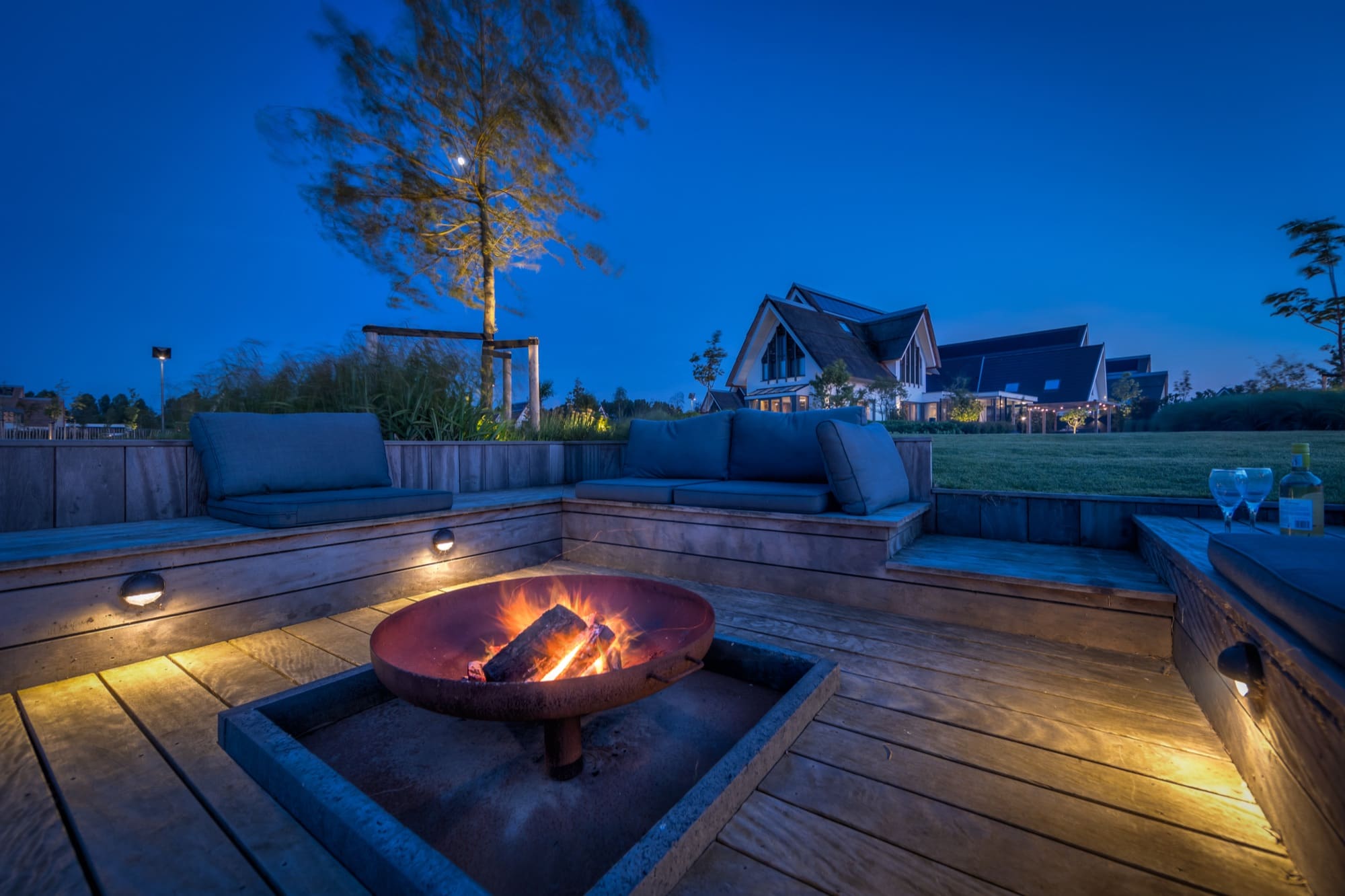 Sfeervol aangelegde tuin in Rotterdam in de avond